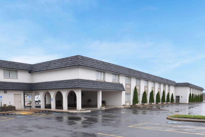 Avalon Inn ساندسكاي المظهر الخارجي الصورة